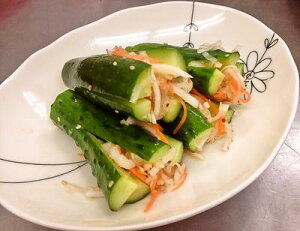 手作りキムチ専門店　フルーツキムチ　辛くない胡瓜キムチ1kg（500g×2個小分け）　作り方：十字型【アミの塩辛漬け】日本産　冷蔵品　発送日に合わせて生産　上質な日本の野菜を厳選使用