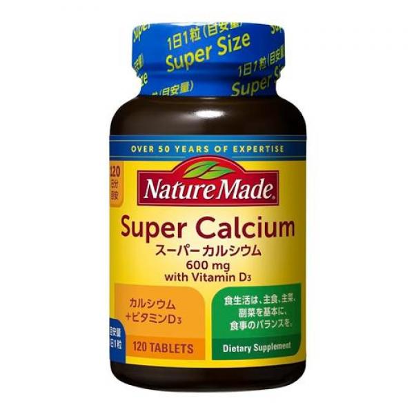 【商品名】 ネイチャーメイド スーパーカルシウム(+ビタミンD3) 【このような場合に】 【こんな方におすすめ】 ●魚が苦手な方。 ●これからママになる方。 ●ダイエットをしている方。 【保管上の注意】 高温・多湿・直射日光をさけてください。 【製造販売会社】 大塚製薬（Otsuka） 【ご使用について】 【お召し上がり方】 1日1粒を目安に、水やぬるま湯などでお飲みください。 【注意事項】 ●粒が大きいのでのどにつまらせないよう注意してください。 ●開封後はキャップをしっかりしめてお早めにお召し上がりください。 【原材料】 ●原材料名 寒天／貝カルシウム、セルロース、ショ糖脂肪酸エステル、V.D ●栄養成分表示 [1粒（1.748g）当たり] エネルギー 0.87kcaL、タンパク質 0～0.1g、脂質 0～0.1g、炭水化物 0.185g、食塩相当量 0～0.03g、カルシウム 600mg、ビタミンD 5.0μg ●アレルギー物質（28品目中） 該当なし 製品の特徴 ●ネイチャーメイド スーパーカルシウム＋ビタミンD3（Nature Made Super Calcium 600mg with Vitamin D3） ●ミネラルサプリメント ●なかなか摂りにくい栄養素であるカルシウムを、ギュッと1粒に凝縮。1粒に600mg含有。多くの日本人に不足しているミネラルです。 ●毎日の食事だけでは不足しがちなカルシウムを1粒でしっかり摂取。丈夫な体づくりに欠かせない栄養素です。 ●カルシウムの吸収をサポートするビタミンDも含有。 ●香料・着色料・保存料 無添加。 ●目安量：1日1粒 ●名称：カルシウム含有食品（かき殻） ●健康食品／栄養補助食品 ◆カルシウムとは…カルシウムは、骨や歯の形成に必須のミネラルです。また、心臓、神経系、および血液凝固系が機能するためにも必要です。カルシウムを多く含む食品は、牛乳、乳製品、ケール、ブロッコリー、骨を含む魚の缶詰などがあります。
