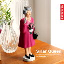 【18の日限定クーポン】ソーラークイーン KIKKERLAND Solar Queen ソーラー 女王陛下 オブジェ フィギュア インテリア 太陽光 ダービーエディション ジュビリー ゴールド イギリス 英国 エリザベス女王 クイーンエリザベス 雑貨 おしゃれ かわいい