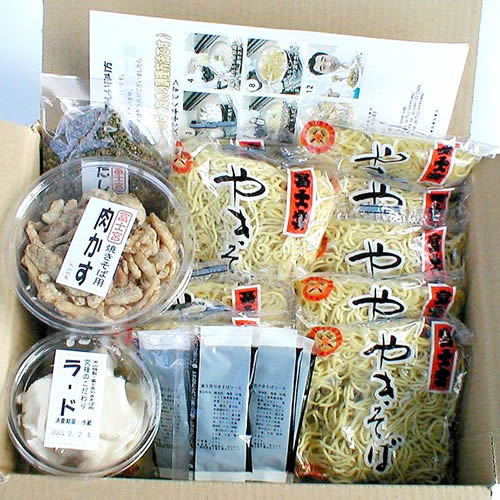 セット内容特選冷凍保存可能：富士宮やきそば麺（10食）　　　【賞味期限】製造日より冷凍で180日、解凍後冷蔵保存で3日肉かすカップ入り（90g）　　　【賞味期限】冷蔵で1ケ月特選オリジナル・ソース1袋（20cc）×10P　　　【賞味期限】冷蔵で3ケ月最高級いわし使用：だし粉（20g）　　　【賞味期限】冷蔵で3ケ月特製ラードカップ入り　　　【賞味期限】冷蔵で1ケ月作り方レシピ 発送方法冷凍クール便または、冷蔵クール便での発送になります。お届け時、12:00〜14:00までの時間帯指定はできません。 同梱 ほかの商品とは同梱できません。 送料送料込み（一部地域除く本州・四国のみ）※送り先が下記地域の場合、別途料金をご負担いただいております（すべて税込み）。ご了承ください。・北海道 1,100円・北東北（青森・岩手・秋田） 330円・九州 330円・沖縄、離島 1,100円 【送料込み地域以外の複数購入について】 送り先が一箇所でも複数商品を購入すると送料も個数分の送料が表示されたり、送料別との表記がされたりしますが楽天市場のシステムの仕様です。弊店から送られる受注確認メールにて正しい送料をご確認下さい。さまざまなテレビ番組で絶賛されている「富士宮やきそば学会」承認の 本場【富士宮やきそば】10人前のセットです。 富士宮やきそばとは… 日本全国、一般的に食べられる柔らかい綿のやきそばとは違い、富士宮市内の三つの製麺所だけでしか作られていないしっかりした歯応えとコシを持つ「蒸し麺」を使用。 また、ラードを絞った後の”肉かす”を入れるなど、独特の食感、味付けが他にはない大きな特徴です！ 長年庶民に親しまれてきたひとつの料理というより、富士宮に継承される食文化といえます。 ※下記注意事項をよくお確かめの上、ご注文下さい。 この商品は産地から直接お届け先に配送されますので、当店での無料サービス（包装紙、リボン、メッセージカード）は、選択できませんのでご了承ください。 送料込み 注文後1週間〜10日 のし選択 この商品は送料込みです。 ※ただし送り先が下記地域の場合、別途料金をご負担いただいております（すべて税込み）。ご了承ください。・北海道 1,100円・北東北（青森・岩手・秋田） 330円・九州 330円・沖縄、離島 1,100円 商品ご到着はご注文後、1週間〜10日要します。 ※お届け時、12:00〜14:00までの時間帯指定はできません。 「内のし」のみの対応となります。 代金引換不可 包装紙等選択不可 同梱包不可 このページの商品の支払方法に代金引換は選択できません。 ※システム上、注文画面には代金引換が選択できますが、選択しても無効となります。 産直品ですので包装紙、リボン、メッセージカードは指定できません。 ※システム上、注文時に選択画面が表示されますが選択しても無効となります。 他の商品とは同梱包出来ません。 ※不明な点は、メールまたはお問合せボタンよりお気軽にお問合せください。