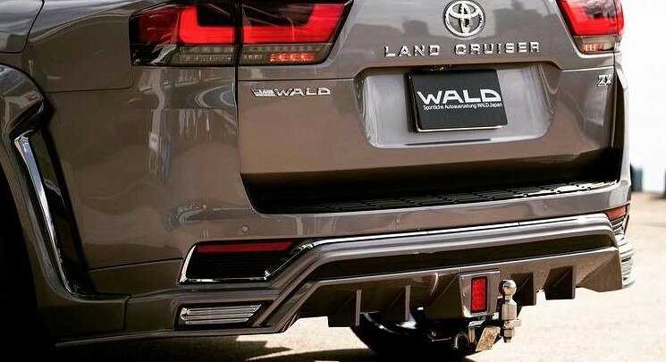 【メーカー名】WALD/ヴァルド【適合車種】トヨタ　ランドクルーザー 300【年式/型式】R3.8~/FJA300 VJA300W/【商品名】ヒッチメンバー (ステンレス)【セット内容】-【塗装/未塗装】-【カラー】-【素材】-【特記事項】TIGHT JAPAN製。ステンレスSUS304(サイドプレートはスチール)。WALDエアロ対応。牽引力750kg。受注生産の為、ご注文後のキャンセルはお受け致し兼ねます【注意】こちらの商品は個人のお客様でもご注文は可能ですが、法人様住所のみお届け可能です。配送先入力欄より法人様の『住所・屋号・担当者・電話番号(固定電話のみ)』をご指定ください。【定価】112200円【納期】納期はメーカーの在庫や生産状況によって異なりますのでトラブル防止の為、必ず事前にお問い合わせ下さい。【送料/配送】■この商品の基本送料(本州、四国、九州)は【 別途見積もり 】となります。■北海道送料は【 別途見積もり 】となります。(※北海道送料が掛る場合、会計時に自動計算されませんのでご注意ください。)※沖縄県/離島は別途お見積りさせて頂きますので、ご注文前に必ず送料の確認をお願いします。