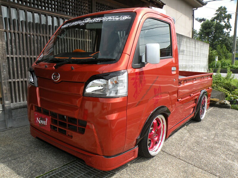 【メーカー名】翔プロデュースNovel/ノベル【適合車種】ダイハツ　ハイゼット トラック【年式/型式】S500P S510P/　標準 ジャンボ【商品名】アイライン【セット内容】-【塗装/未塗装】未塗装【カラー】-【素材】FRP【特記事項】S500.510Uピクシス・S500.510Jサンバー装着可能。※令和3年12月(2021年12月) 発売モデルには適合しません。【 注意 】こちらの商品は個人のお客様でもご注文は可能ですが、認証工場またはこちらの商品を取り付けできる設備が整っているカーショップのみお届けが可能です。配送先入力欄よりご指定ください。【定価】13750円【納期】納期はメーカーの在庫や生産状況によって異なりますのでトラブル防止の為、必ず事前にお問い合わせ下さい。【送料/配送】■この商品の基本送料(本州、四国、九州)は【 別途見積もり 】となります。■北海道送料は【 別途見積もり 】となります。(※北海道送料が掛る場合、会計時に自動計算されませんのでご注意ください。)※沖縄県/離島は別途お見積りさせて頂きますので、ご注文前に必ず送料の確認をお願いします。