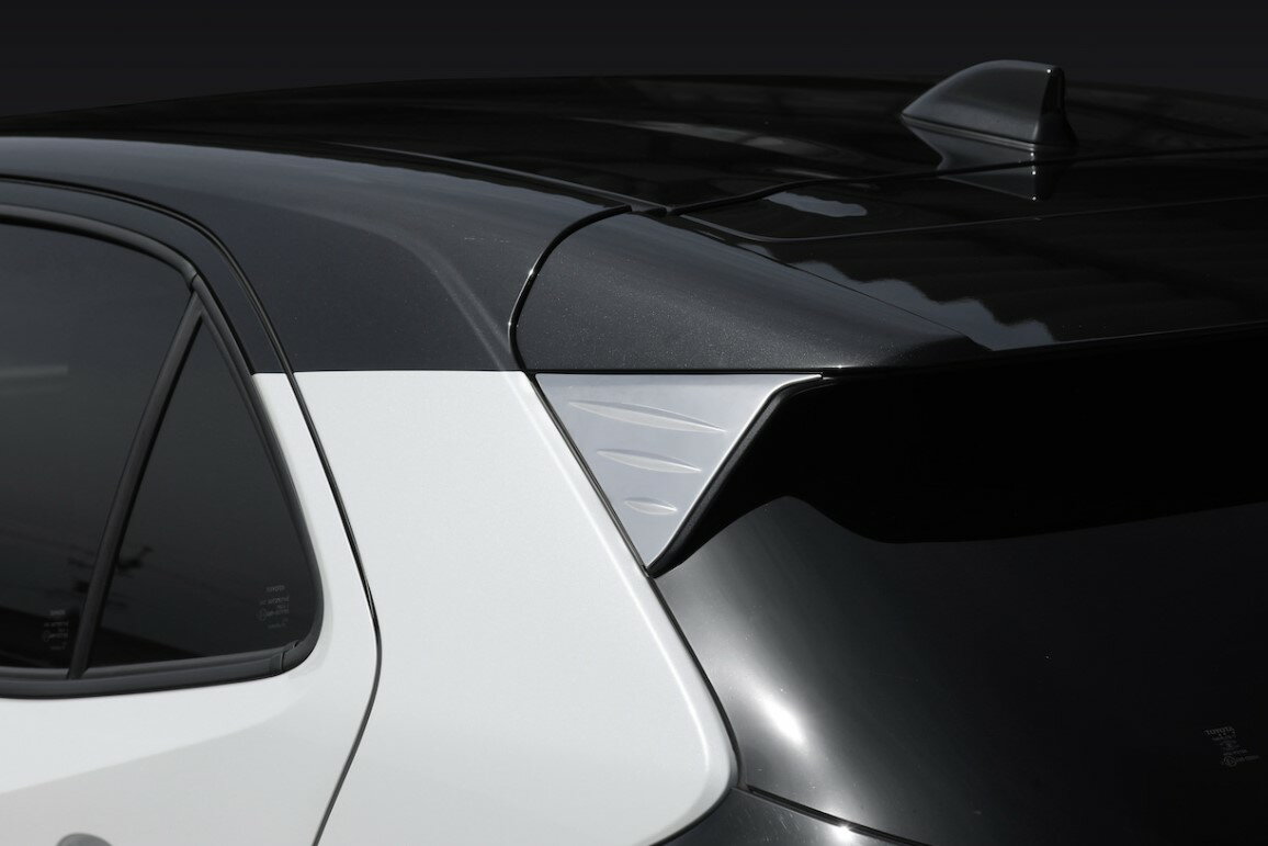 シルクブレイズ ヤリスクロス MXPB10/MXPJ10/MXPB15/MXPJ15 リアクォーターガーニッシュ ステンレス SB-YC-008 SilkBlaze