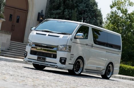 【メーカー名】ROWEN/ロウェンPREMIUM Edtion/プレミアムエディション【適合車種】トヨタ　ハイエース【年式/型式】2017.12〜2020.03　※適合についてはお問い合わせください。/200系 KDH20# TRH20#/5型【商品名】フロントスポイラー with LED【セット内容】-【塗装/未塗装】塗り分け塗装済【カラー】●塗装対応色:ホワイト(058)/ホワイトパール(070)/シルバーマイカ(1E7)/グレーメタリック(1G3)/ブラックマイカ(209)/ボルドーマイカ(3R9)/ライトイエロー(599)●塗り分け塗装対応色:ブラック/マットブラック/ガンメタ/シャンパンゴールド【素材】ABS【特記事項】※画像はイメージのため塗分け塗装をしております。【注意】配送先が法人様の場合表示の送料でご購入頂けます。配送先入力欄より法人『住所・屋号・担当者・電話番号(固定電話のみ)』をご指定ください。※個人宅住所へ発送の場合、追加送料が発生致しますのでご注意下さい。1T019A00##【定価】157300円【納期】納期はメーカーの在庫や生産状況によって異なりますのでトラブル防止の為、必ず事前にお問い合わせ下さい。【送料/配送】■この商品の基本送料(本州、四国、九州)は【 送料無料 】となります。■北海道送料は【 送料無料 】となります。(※北海道送料が掛る場合、会計時に自動計算されませんのでご注意ください。)※沖縄県/離島は別途お見積りさせて頂きますので、ご注文前に必ず送料の確認をお願いします。