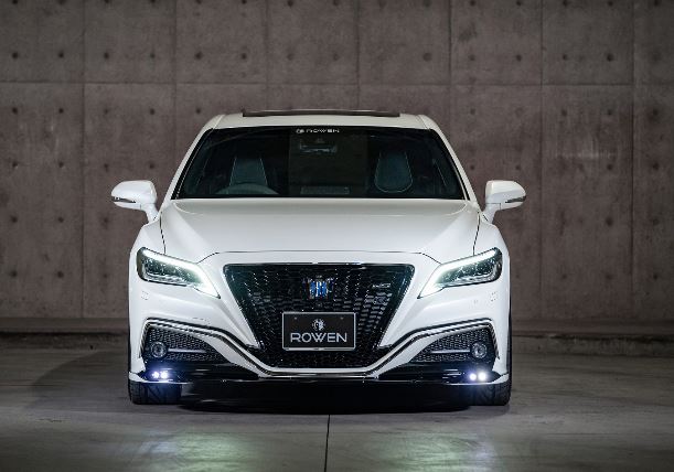 【メーカー名】ROWEN/ロウェン【適合車種】トヨタ　クラウン【年式/型式】2018.06〜MC、FMCまで　※適合についてはお問い合わせください。/200系 AZSH20 ARS220 GWS224/RS【商品名】フロントスポイラー with LED SPOT LAMP【セット内容】-【塗装/未塗装】塗り分け塗装済【カラー】●塗装対応色:ホワイトパール(062)/シルバーメタリック(1F7)/プレシャスシルバー(1J6)/ブラック(202)/ブラックパール(219)/ボルドーマイカ(3R9)●塗り分け塗装対応色:ブラック(202)/マットブラック(MB)/ガンメタ(1E3)/シャンパンゴールド(4T1)【素材】FRP【特記事項】※画像はイメージのため塗分け塗装をしております。【注意】配送先が法人様の場合表示の送料でご購入頂けます。配送先入力欄より法人『住所・屋号・担当者・電話番号(固定電話のみ)』をご指定ください。※個人宅住所へ発送の場合、追加送料が発生致しますのでご注意下さい。1T036A00##【定価】156200円【納期】納期はメーカーの在庫や生産状況によって異なりますのでトラブル防止の為、必ず事前にお問い合わせ下さい。【送料/配送】■この商品の基本送料(本州、四国、九州)は【 送料無料 】となります。■北海道送料は【 送料無料 】となります。(※北海道送料が掛る場合、会計時に自動計算されませんのでご注意ください。)※沖縄県/離島は別途お見積りさせて頂きますので、ご注文前に必ず送料の確認をお願いします。