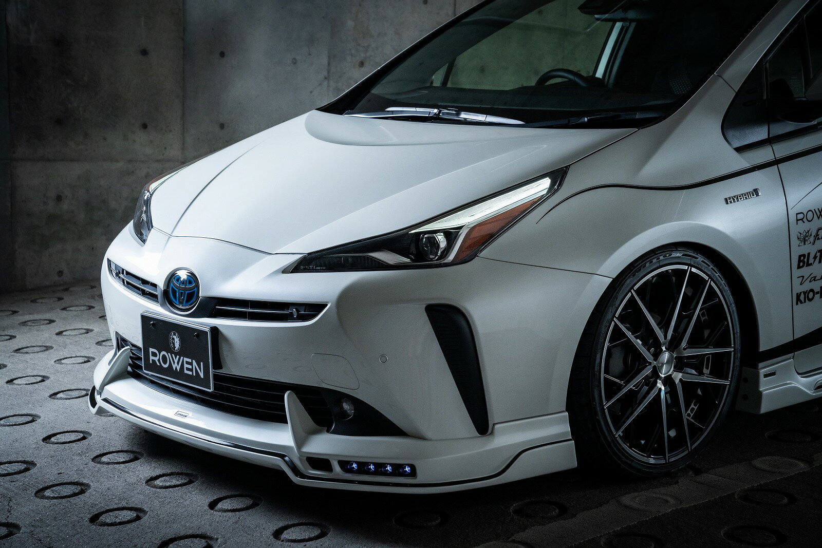 前擾流板 - ロウェン プリウス 50系 ZVW5# 後期 フロントスポイラー with LED SPOT LAMP FRP 塗分け塗装済 1T038A00## ROWEN