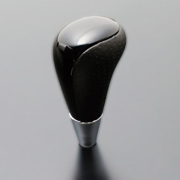 【メーカー名】FEGGARI/フェガーリ【適合車種】トヨタ　アクア【年式/型式】2011/12 〜MC、FMCまで　※適合はお問い合わせください/NHP10系/【商品名】ハイグレード ロングタイプ シフトノブ【セット内容】-【塗装/未塗装】-【カラー】ピアノブラック×パンチングレザー【素材】PVCレザー/ABS【特記事項】本体サイズH101×W41×D52(mm) 。シャフト径：M8 。ネジピッチ：1.25。SLT23C-034【定価】5500円【納期】納期はメーカーの在庫や生産状況によって異なりますのでトラブル防止の為、必ず事前にお問い合わせ下さい。【送料/配送】■この商品の基本送料(本州、四国、九州)は【 送料無料 】となります。■北海道送料は【 1100円 】となります。(※北海道送料が掛る場合、会計時に自動計算されませんのでご注意ください。)※沖縄県/離島は別途お見積りさせて頂きますので、ご注文前に必ず送料の確認をお願いします。