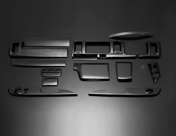 【メーカー名】FEGGARI/フェガーリ【適合車種】トヨタ　ハイエース レジアスエース【年式/型式】4型（4型前期） 4.5型（4型後期or5型）/200系/　ワイドボディ【商品名】ハイグレード インテリアパネル 15ピース【セット内容】-【塗装/未塗装】-【カラー】ピアノブラック【素材】-【特記事項】※標準ボディ・コミューター・DX全車装着不可。限定車・特別仕様車など一部の車種やグレードにつきましては、製品が適合しない場合があります。。※商品画像は標準ボディ用です。 掲載写真は画像加工及び、モニタによっては実際と異なって見える場合がございます。。PLT964【定価】29700円【納期】納期はメーカーの在庫や生産状況によって異なりますのでトラブル防止の為、必ず事前にお問い合わせ下さい。【送料/配送】■この商品の基本送料(本州、四国、九州)は【 送料無料 】となります。■北海道送料は【 1100円 】となります。(※北海道送料が掛る場合、会計時に自動計算されませんのでご注意ください。)※沖縄県/離島は別途お見積りさせて頂きますので、ご注文前に必ず送料の確認をお願いします。