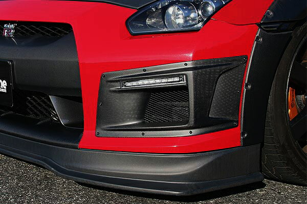 【メーカー名】CHARGE SPEED/チャージスピードBottomLine/ボトムライン【適合車種】日産　GT-R【年式/型式】2007-2010/R35/【商品名】フロントバンパーダクト【セット内容】LEDデイライト&LEDウインカー付【塗装/未塗装】艶消しUVカットクリアー塗装済【カラー】-【素材】カーボン【特記事項】※掲載画像にはFRP製とカーボン製で同一の画像を使用している場合がございますので購入時にご注意頂ますようお願い致します。【注意】こちらの商品は個人のお客様でもご注文は可能ですが、法人様住所のみお届け可能です。配送先入力欄より法人『住所・屋号・電話番号(固定電話のみ)』をご指定ください。【定価】115500円【納期】納期はメーカーの在庫や生産状況によって異なりますのでトラブル防止の為、必ず事前にお問い合わせ下さい。【送料/配送】■この商品の基本送料(本州、四国、九州)は【 送料無料 】となります。■北海道送料は【 2200円 】となります。(※北海道送料が掛る場合、会計時に自動計算されませんのでご注意ください。)※沖縄県/離島は別途お見積りさせて頂きますので、ご注文前に必ず送料の確認をお願いします。