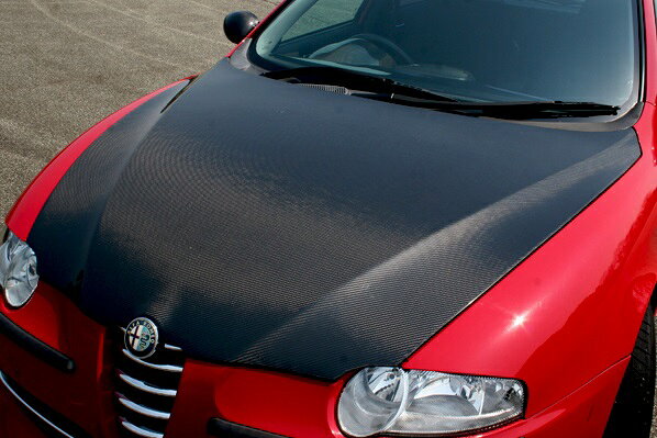 【メーカー名】CHARGE SPEED/チャージスピード【適合車種】　アルファロメオ【年式/型式】alfa147/前期(3/5Dr）【商品名】ボンネット ノーマル形状【セット内容】-【塗装/未塗装】-【カラー】-【素材】カーボン【特記事項】1GTAは除く。※掲載画像にはFRP製とカーボン製で同一の画像を使用している場合がございますので購入時にご注意頂ますようお願い致します。【注意】こちらの商品は個人のお客様でもご注文は可能ですが、法人様住所のみお届け可能です。配送先入力欄より法人『住所・屋号・電話番号(固定電話のみ)』をご指定ください。【定価】105600円【納期】納期はメーカーの在庫や生産状況によって異なりますのでトラブル防止の為、必ず事前にお問い合わせ下さい。【送料/配送】■この商品の基本送料(本州、四国、九州)は【 送料無料 】となります。■北海道送料は【 2200円 】となります。(※北海道送料が掛る場合、会計時に自動計算されませんのでご注意ください。)※沖縄県/離島は別途お見積りさせて頂きますので、ご注文前に必ず送料の確認をお願いします。