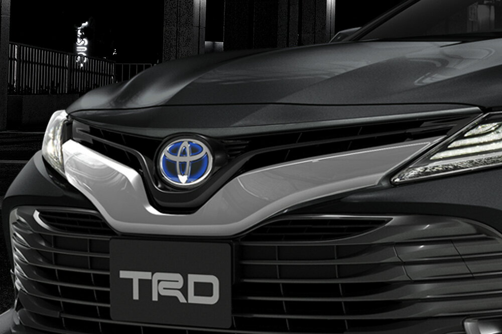 【メーカー名】TRD/ティーアールディー【適合車種】トヨタ　カムリ【年式/型式】2017.7〜2021.01/70 系/Gレザーパッケージ /G /X【商品名】フロントバンパーガーニッシュ【セット内容】-【塗装/未塗装】塗装済【カラー】シルバー (ツヤあり)【素材】樹脂(PPE)【特記事項】除くフロントガーニッシュメッキ(純正用品)付車。装着にはボディへの穴あけ加工が必要となります。全長：オリジナルより約5mmプラス。【注意】こちらの商品は個人のお客様でもご注文は可能ですが、整備工場またはカーショップ関連のみお届けが可能です。配送先入力欄より整備工場、カーショップ関連の『住所・屋号・担当者・電話番号(固定電話のみ)』をご指定ください。MS312-33002【定価】35200円【納期】納期はメーカーの在庫や生産状況によって異なりますのでトラブル防止の為、必ず事前にお問い合わせ下さい。【送料/配送】■この商品の基本送料(本州、四国、九州)は【 送料無料 】となります。■北海道送料は【 送料無料 】となります。(※北海道送料が掛る場合、会計時に自動計算されませんのでご注意ください。)※沖縄県/離島は別途お見積りさせて頂きますので、ご注文前に必ず送料の確認をお願いします。