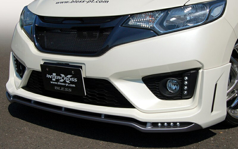 【メーカー名】BLESS CREATION/ブレス クリエイション【適合車種】ホンダ　フィット【年式/型式】GK3/【商品名】フロントハーフスポイラー【セット内容】-【塗装/未塗装】塗装済【カラー】純正色【素材】FRP【特記事項】ヨーロッパ車のようにきびきび走るイメージです。デモカーは、塗分け塗装をしてよりアグレッシブさを表現しました。別売のデイライトベースキットを後付できるように設計しました。ご注文時には、カラー番号、塗装色をご要望にご入力下さい。【注意】こちらの商品は個人のお客様でもご注文は可能ですが、法人様住所のみお届け可能です。配送先入力欄より法人様の『住所・屋号・担当者・電話番号(固定電話のみ)』をご指定ください。HF3-01-002【定価】60500円【納期】納期はメーカーの在庫や生産状況によって異なりますのでトラブル防止の為、必ず事前にお問い合わせ下さい。【送料/配送】■この商品の基本送料(本州、四国、九州)は【 別途見積もり 】となります。■北海道送料は【 別途見積もり 】となります。(※北海道送料が掛る場合、会計時に自動計算されませんのでご注意ください。)※沖縄県/離島は別途お見積りさせて頂きますので、ご注文前に必ず送料の確認をお願いします。.