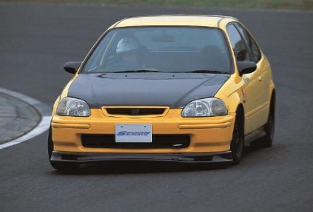 【メーカー名】SPOON SPORTS/スプーン スポーツ【適合車種】ホンダ　シビック 【年式/型式】EK4/前期【商品名】CARBON LIP SPOILER カーボン リップ スポイラー【セット内容】-【塗装/未塗装】-【カラー】-【素材】カーボン【特記事項】エンジンタイプ: B16A。梱包サイズ: 173x13x58cm/梱包重量: 4.8Kg。取り付けは、STDのフロントロアスカートを外して装着します。。【注意】こちらの商品は個人のお客様でもご注文は可能ですが、整備工場またはカーショップ関連のみお届けが可能です。配送先入力欄より整備工場、カーショップ関連の『住所・屋号・担当者・電話番号(固定電話のみ)』をご指定ください。71110-EKA-010【定価】154000円【納期】納期はメーカーの在庫や生産状況によって異なりますのでトラブル防止の為、必ず事前にお問い合わせ下さい。【送料/配送】■この商品の基本送料(本州、四国、九州)は【 送料無料 】となります。■北海道送料は【 送料無料 】となります。(※北海道送料が掛る場合、会計時に自動計算されませんのでご注意ください。)※沖縄県/離島は別途お見積りさせて頂きますので、ご注文前に必ず送料の確認をお願いします。