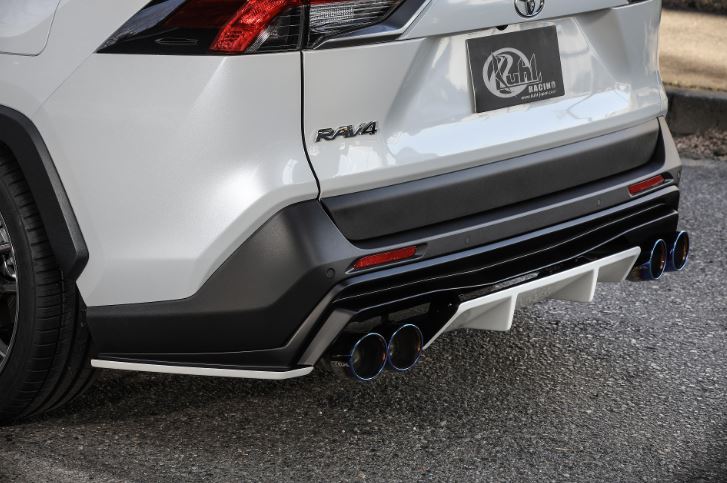 【メーカー名】KUHL RACING/クール レーシングRAV-SS【適合車種】トヨタ　RAV4【年式/型式】50系/【商品名】リアハーフスポイラー SG マフラーありタイプ【セット内容】-【塗装/未塗装】未塗装【カラー】-【素材】ストロンググレード FRP【特記事項】【注意】こちらの商品は個人のお客様でもご注文は可能ですが、法人様住所のみお届け可能です。配送先入力欄より法人様の『住所・屋号・担当者・電話番号(固定電話のみ)』をご指定ください。なお、西濃運輸の営業所止めの対応は可能となりますので、ご希望の際は最寄りの営業所を配送先入力欄よりご指定ください。【定価】71390円【納期】納期はメーカーの在庫や生産状況によって異なりますのでトラブル防止の為、必ず事前にお問い合わせ下さい。【送料/配送】■この商品の基本送料(本州、四国、九州)は【 別途見積もり 】となります。■北海道送料は【 別途見積もり 】となります。(※北海道送料が掛る場合、会計時に自動計算されませんのでご注意ください。)※沖縄県/離島は別途お見積りさせて頂きますので、ご注文前に必ず送料の確認をお願いします。