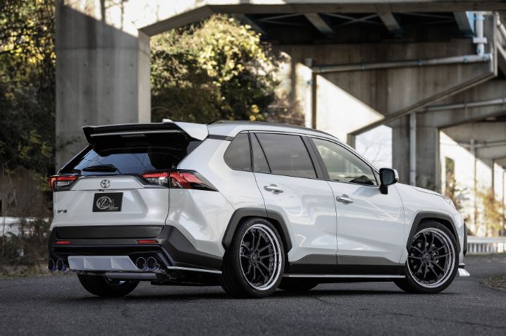 【メーカー名】KUHL RACING/クール レーシングRAV-SS【適合車種】トヨタ　RAV4【年式/型式】50系/【商品名】ルーフエンドスポイラー SG【セット内容】-【塗装/未塗装】未塗装【カラー】-【素材】ストロンググレード FRP【特記事項】【注意】こちらの商品は個人のお客様でもご注文は可能ですが、法人様住所のみお届け可能です。配送先入力欄より法人様の『住所・屋号・担当者・電話番号(固定電話のみ)』をご指定ください。なお、西濃運輸の営業所止めの対応は可能となりますので、ご希望の際は最寄りの営業所を配送先入力欄よりご指定ください。【定価】83490円【納期】納期はメーカーの在庫や生産状況によって異なりますのでトラブル防止の為、必ず事前にお問い合わせ下さい。【送料/配送】■この商品の基本送料(本州、四国、九州)は【 別途見積もり 】となります。■北海道送料は【 別途見積もり 】となります。(※北海道送料が掛る場合、会計時に自動計算されませんのでご注意ください。)※沖縄県/離島は別途お見積りさせて頂きますので、ご注文前に必ず送料の確認をお願いします。