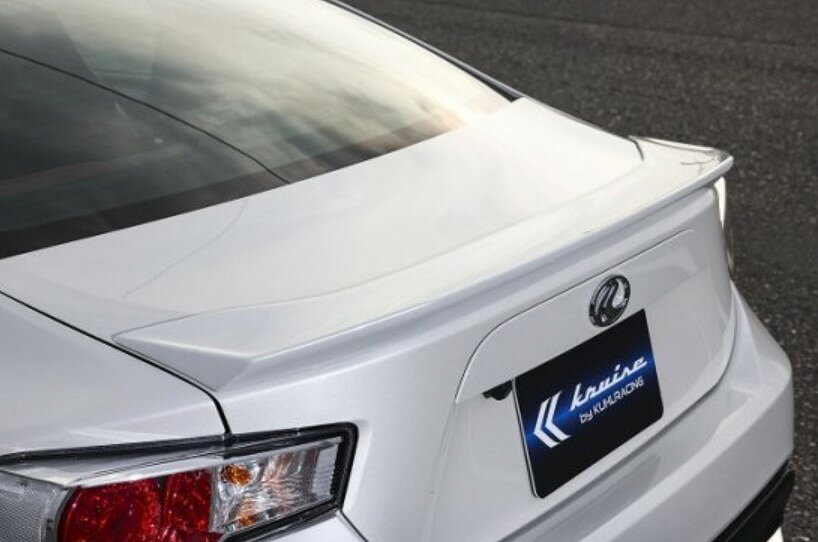 【メーカー名】KUHL RACING/クール レーシングVer1 KRUISE KR-ZN6RR【適合車種】トヨタ　86 ハチロク【年式/型式】ZN6/前期【商品名】トランクスポイラー【セット内容】-【塗装/未塗装】未塗装【カラー】-【素材】FRP SG【特記事項】リアゲート後方部に装着するシンプルなデザインが特徴です。後方へと少し延長し、反り上げることにより、しっかりと主張するウイングとなっています。【注意】こちらの商品は個人のお客様でもご注文は可能ですが、法人様住所のみお届け可能です。配送先入力欄より法人様の『住所・屋号・担当者・電話番号(固定電話のみ)』をご指定ください。なお、西濃運輸の営業所止めの対応は可能となりますので、ご希望の際は最寄りの営業所を配送先入力欄よりご指定ください。【定価】54450円【納期】納期はメーカーの在庫や生産状況によって異なりますのでトラブル防止の為、必ず事前にお問い合わせ下さい。【送料/配送】■この商品の基本送料(本州、四国、九州)は【 別途見積もり 】となります。■北海道送料は【 別途見積もり 】となります。(※北海道送料が掛る場合、会計時に自動計算されませんのでご注意ください。)※沖縄県/離島は別途お見積りさせて頂きますので、ご注文前に必ず送料の確認をお願いします。