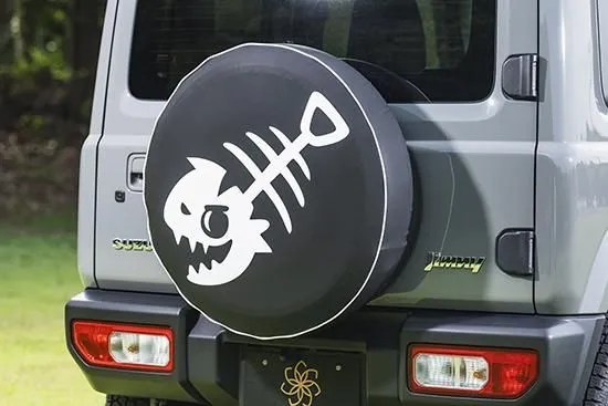 【メーカー名】エクシアジャパン/Excia Japan【適合車種】スズキ　ジムニーシエラ【年式/型式】JB74W/全グレード対応【商品名】スペアタイヤカバー ボーン【セット内容】-【塗装/未塗装】-【カラー】-【素材】-【特記事項】※商品詳細はメーカーHPにてご確認ください【定価】5500円【納期】納期はメーカーの在庫や生産状況によって異なりますのでトラブル防止の為、必ず事前にお問い合わせ下さい。【送料/配送】■この商品の基本送料(本州、四国、九州)は【 送料無料 】となります。■北海道送料は【 送料無料 】となります。(※北海道送料が掛る場合、会計時に自動計算されませんのでご注意ください。)※沖縄県/離島は別途お見積りさせて頂きますので、ご注文前に必ず送料の確認をお願いします。