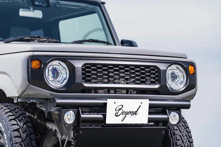 【メーカー名】spiegel/シュピーゲルBeyond JAPAN/ビヨンド【適合車種】スズキ　ジムニーノマド【年式/型式】JC74W/【商品名】シンプルスタイルグリル TypeB【セット内容】-【塗装/未塗装】ブラック【カラー】-【素材】ABS【特記事項】FUJB64-FGB-01【定価】115500円【納期】納期はメーカーの在庫や生産状況によって異なりますのでトラブル防止の為、必ず事前にお問い合わせ下さい。【送料/配送】■この商品の基本送料(本州、四国、九州)は【 送料無料 】となります。■北海道送料は【 送料無料 】となります。(※北海道送料が掛る場合、会計時に自動計算されませんのでご注意ください。)※沖縄県/離島は別途お見積りさせて頂きますので、ご注文前に必ず送料の確認をお願いします。