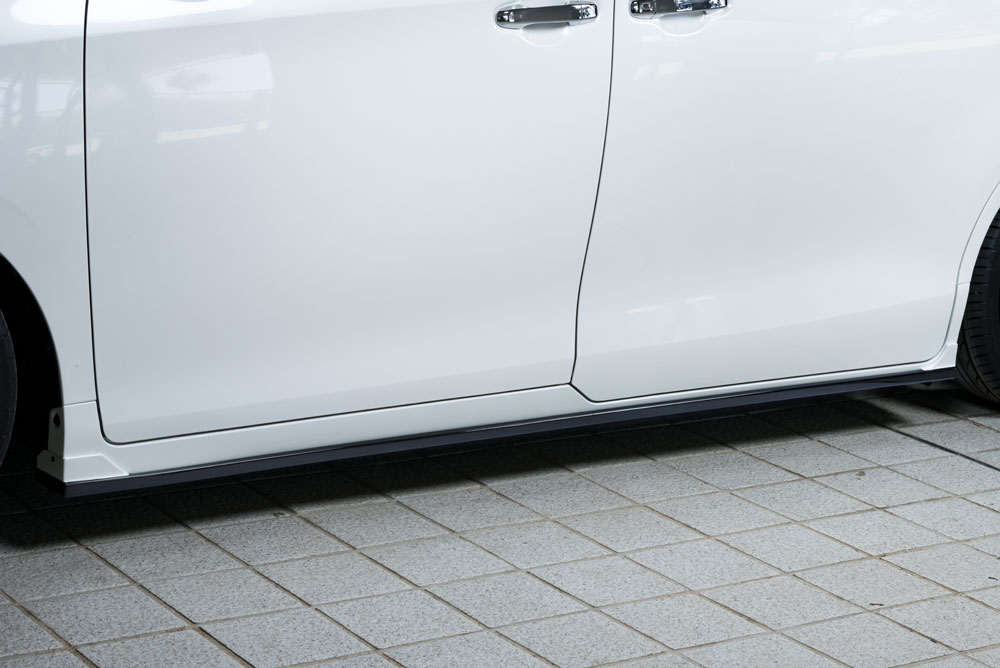【メーカー名】M'z SPEED/エムズスピードGRACE LINE/グレースライン【適合車種】トヨタ　エスクァイア エスクァイアハイブリッド【年式/型式】2017/6〜/ZRR80G ZWR80G/後期【商品名】サイドステップ【セット内容】-【塗装/未塗装】2色塗り分け塗装【カラー】【ベース色】070：ホワイトパールクリスタルシャイン【塗り分け色】202：ブラック【素材】-【特記事項】デモカーと同様の塗装のみの対応となります。(ベース色 / 070：ホワイトパールクリスタルシャイン・塗り分け色 / 202：ブラック)。【注意】配送先が法人様の場合表示の送料でご購入頂けます。配送先入力欄より法人『住所・屋号・担当者・電話番号(固定電話のみ)』をご指定ください。なお、西濃運輸の営業所止めの対応は可能となりますので、ご希望の際は最寄りの営業所を配送先入力欄よりご指定ください。個人宅様配送は6600円追加となりますのでご注意ください。3053-2212-222【定価】125180円【納期】納期はメーカーの在庫や生産状況によって異なりますのでトラブル防止の為、必ず事前にお問い合わせ下さい。【送料/配送】■この商品の基本送料(本州、四国、九州)は【 送料無料、個人宅様配送は6600円追加 】となります。■北海道送料は【 1100円、個人宅様配送は6600円追加 】となります。(※北海道送料が掛る場合、会計時に自動計算されませんのでご注意ください。)※沖縄県/離島は別途お見積りさせて頂きますので、ご注文前に必ず送料の確認をお願いします。