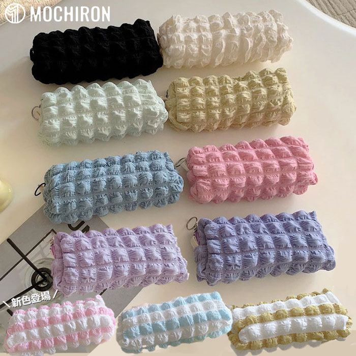 ＼春夏カラーの白ミックスカラー新登場！／ トレンドのポップコーンバッグのような生地感、韓国っぽさたっぷりで可愛いペンケース ふわふわ立体の泡のようなバブルワッフルデザインがキュートでおしゃれ！ ペンなどの文房具やメイクブラシなど収納できます。 品番：3MC-105 カラー：ブラック・ピンク・ブルー・イエロー・ミントブルー・パープル・ホワイト・ライトパープル・白ピンクMIX・白ブルーMIX・白ベージュMIX・ライトピンク サイズ(約)：縦7cm　横20cm　厚み4.5cm 素材：ナイロン他 ※モニターの発色具合によって実際のものと色が異なる場合があります。 人気商品はこちら ニコちゃん柄ポーチ コーデュロイ スマイリー 小物入れ メイクポーチ 1,580円 コーデュロイペンケース かわいい 高校生女子 1,780円 【7柄】ストラップ付き平成レトロポップデザインペンケース かわいい1,980円 新作商品はこちら フルーツピック セット 5本入り 木製 ステンレス2,980円 コーヒー用紙スタンド 木製 コーヒー ペーパー収納1,980円～ アームカバー UVカット レディース uvカット手袋 1,690円