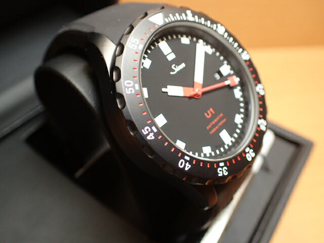 ジン SINN U1.S 腕時計 ジンのダイバーズウォッチの中でも最も人気の高いU1に誕生した、ケースとリューズにブラック・ハード・コーティングを採用したオールブラックのダイバーズウォッチです。