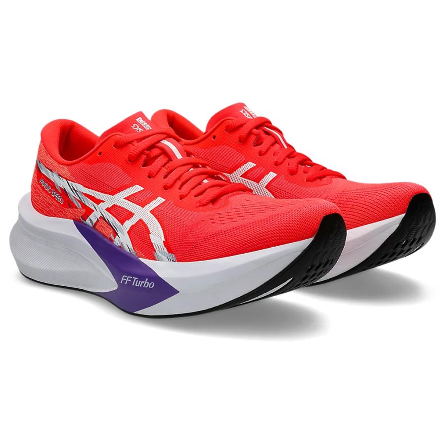 アシックス MAGIC SPEED 4 マジックスピード 4 レディース ランニングシューズ 1012B676(600) Flash Red/White スタンダードフィットレーシング トレーニング 駅伝 ロードレース マラソン カーボンプレート入りシューズ カーボンプレート入りシューズにチャレンジしたいランナーにおすすめ！軽くて反発性が良く軽快な走りで自己ベスト更新をサポート♪ 商品情報■品番：1012B676■品名：MAGIC SPEED 4■カラー：(600) Flash Red/White■生産国：ベトナム■幅/ラスト：STANDARD■素材：アッパー素材 合成繊維・合成樹脂アウター素材 ゴム底インナーソール素材 合成樹脂(FLYTEFOAM)/固定式■対象タイプ：ニュートラル / アンダープロネーション前作と比べて厚みを増し、さらに優れたクッション性を発揮。また、軽量高反発素材「FF TURBO」を前足部に内部に採用し、やわらかい履き心地でありながら、蹴り出し時の反発性を追求しました。アッパーには、エンジニアードメッシュを採用。トレーニングシーンでの着用も想定し、長く履いていても足にやさしく、快適に走れるよう、やわらかさを重視してアップデートしました。※お使いのモニターの発色により実際の商品カラーと異なる場合があります。※ネットショップの在庫は実店舗と共有しております。店頭在庫完売の場合はただちにネットショップの在庫を消し込みしておりますが、手作業のため、ご注文のタイミングによりご注文をキャンセルさせていただく場合もございます。誠に恐れ入りますが、あらかじめご了承お願いいたします。 5