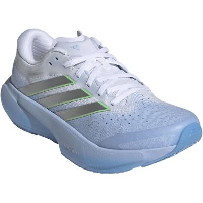 アディダス スーパーノヴァ ライズ 3 SUPERNOVA RISE 3 レディース ランニングシューズ JR1613 Glow Blue / Silver Metallic / Cloud White レギュラーフィット ジョギング ファンラン レース マラソン トレーニング 部活 アップシューズ クッション性 快適性 快適さとパフォーマンスが両立。クッション性も良いので長い距離も安心して走れます♪ 商品情報■品番：JR1613■品名：SUPERNOVA RISE 3■カラー：Glow Blue / Silver Metallic / Cloud White■生産国：ベトナム■幅/ラスト：レギュラーフィットシューレースクロージャーテキスタイルと合成素材のアッパーテキスタイルソックライナーDREAMSTRIKE+ミッドソールラバーアウトソールコールドセメント構造重量：230 gミッドソールドロップ：7 mm（ヒール35 mm / 前足部28 mm）Dreamstrike+ミッドソールのソフトなクッショニングでサポート力を高めたシューズ。熱意と決意を持って道路に出る人のために作られたのが、このスーパーノヴァ ライズ 3 ランニングシューズ。このシューズを履けば、一歩一歩目標に近づいていける。フルレングスのDreamstrike+ミッドソールにより、クッショニングに柔らかさと安定性の最適なバランスを実現しており、これまで以上にスムーズな走りが可能。ヒールには中央にスイートスポットを採用し、一人一人の着地パターンに応じたサポートを提供する。プライムウィーブ エンジニアード ウーブン アッパーは、軽量素材と精密なレーザーパーフォレーションで快適さ、透湿性、サポート性を実現。さらに、動きに合わせてぴったりフィットする。足元では、足の解剖学的構造を反映したLighttraxionアウトソールが、何マイルも走っても信頼できるグリップ力を発揮。マラソンに挑戦するにしてものんびりジョギングするにしても、これがあれば安心。革新性とパフォーマンスが融合したこのシューズを履いて、ランニングの未来に備えよう。アディダスのシューズは単なるフットウェアではない。それはもはや、ひとつのライフスタイルだ。※お使いのモニターの発色により実際の商品カラーと異なる場合があります。※ネットショップの在庫は実店舗と共有しております。店頭在庫完売の場合はただちにネットショップの在庫を消し込みしておりますが、手作業のため、ご注文のタイミングによりご注文をキャンセルさせていただく場合もございます。誠に恐れ入りますが、あらかじめご了承お願いいたします。 5