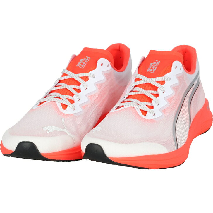 プーマ プロピオ ニトロユニセックス 男女兼用 ランニングシューズ 314611-01 PUMA White-PUMA Silver-Ultra Red レギュラーフィット 部活 薄底 ソール厚20mm 駅伝 レーシング トレーニング マラソン NITROシリーズ最軽量！筋力強化のためのトレーニングシーンに最適！800m～世界陸連ルール対応！ 商品情報■品番：314611■品名：プロピオ ニトロ■カラー：(01) PUMA White-PUMA Silver-Ultra Red■生産国：ベトナム■幅/ラスト：レギュラーフィット■素材：ミッドソール: 合成樹脂(ポリウレタン)アウトソール: ゴム底アッパー: 合成繊維+合成樹脂(ポリウレタン)+合成皮革詳細重量：約142g（27cm）用途：ロードランニングレギュラー幅テキスタイルアッパークロージャー：シューレース式プロネーションタイプ：ニュートラルかかと-つま先の高低差（ドロップ）：4mm陸上部などの部活動でのトレーニングに最適耐久距離目安：500kmプロピオ ニトロはNITROシリーズの中でも最軽量を誇り、ミッドソールの厚さが20mmとなっている為、筋力強化のためのトレーニングシーンに最適です。またフルレングスのNITROが推進力をサポート。通気性のあるメッシュアッパーは足を軽快に保ちます。あらゆる環境下の路面に対応するPUMAGRIPを採用。部活動や日々のトレーニングにおすすめの一足です。特徴・NITROFOAM：爆発的な速さを提供する革新的なテクノロジー。クッショニングとライド感を提供。厚さ20mmにより、接地感を感じながら筋力強化が出来る。・モノメッシュアッパー：通気性を考慮して設計され、補強されたプレミアム素材。軽量ながら、しっかりと足にフィット。・PUMAGRIP：耐久性の高いラバーで様々な表面でトラクションを発揮します。・リサイクル素材使用：より良い未来への一歩として、アッパー部分に20%以上のリサイクル素材を使用しています。※お使いのモニターの発色により実際の商品カラーと異なる場合があります。※ネットショップの在庫は実店舗と共有しております。店頭在庫完売の場合はただちにネットショップの在庫を消し込みしておりますが、手作業のため、ご注文のタイミングによりご注文をキャンセルさせていただく場合もございます。誠に恐れ入りますが、あらかじめご了承お願いいたします。 5