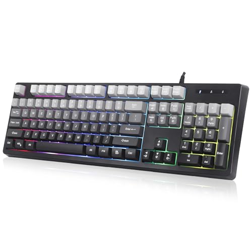 HUO JI ゲーミングキーボード 有線 フルサイズ テンキー付き 静音メンブレン式 メカニカル風打鍵感 US配列 グレー・メカニカル風の打鍵感 & 静かなタイピング 本キーボードはメンブレン構造を採用しつつ、メカニカル風の適度な打鍵感を実現、静音設計で打鍵音を低減します。高品質ABS樹脂と二重成形キーキャップを採用しており、キー文字が摩耗しても消えにくく、汗や摩擦に強いです。長期間使用しても綺麗な外観を維持できます。有線接続ならではの低遅延で安定した動作を実現し、充電の手間も不要です。ゲーミングキーボードらしい適度な打鍵感で、快適な入力体験を提供します。・RGBバックライトで雰囲気を演出7色RGBバックライトを搭載し、呼吸モードなど複数のバックライトモードに切り替え可能です。明るさ調整・消灯機能にも対応し、暗い場所でもスムーズに操作できます。デスクをおしゃれに彩る光るキーボードとして、ゲーム・日常使用どちらにも適しています。・フルサイズ104キー＆ゲームも事務もこれ1台テンキー付きフルサイズ104キー仕様、標準US配列を採用しています。12種のマルチメディアキーを内蔵し、事務数値入力やゲーム操作の効率を高めます。人間工学キーキャップにより静音の打鍵感を実現。Nキーロールオーバー（26キー同時押し対応）により、複雑なゲーム操作も正確に認識します。・お手入れ簡単＆防滴設計掃除しやすいフローティングキーを採用し、背面2段階スタンドで打鍵角度を調整可能です。防滴構造を備え、万が一液体をこぼした際の故障リスクを抑えます。※完全防水ではございません。・幅広い互換性＆シンプルデザインWindows 11/10/8/7、Mac OS、PS5など幅広い機器に対応します。ゲーミング、テレワーク、オフィス作業など多様なシーンで使える有線キーボードです。落ち着いたグレーデザインは、様々なデスク環境に自然に馴染みます。ブランド: HUO JIメーカー: HUO JI