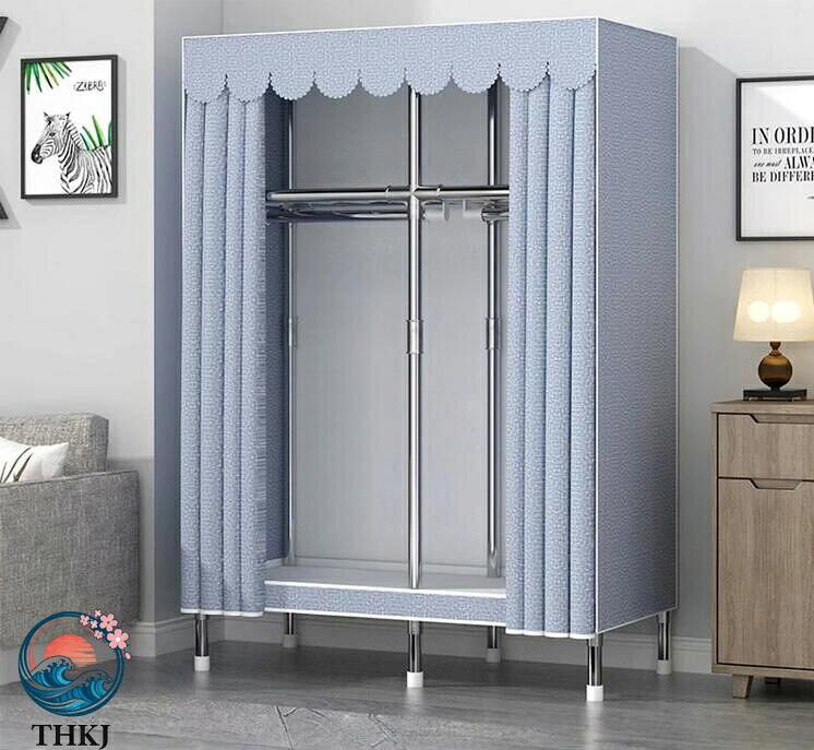 カラー:ブルー、グレーサイズ:85cm、105cm、125cm、145cm、165cm、201cm 良い素材を使用 直径20mmの厚いスチールパイプ、ホコリがつきにくい厚い不織布のカバー、強化合金鋼の接続口からなるクローゼットです。 完全密閉ジッパー式 フレーム全周をカバーで包まれて、気密性が良く、ホコリをしっかり防止できます。ワードローブの頂上や下にも荷物を収納できます。ワードローブカバーの材質が日焼け、ほこり、虫、湿気から衣類を守ることができます。 汚れたら、布カバーは直接湿布で拭いたり、カバーを取り外して水で洗ったらきれいになります。ファスナーデザインが開けもやすく、閉めもやすいです。カバーの生地が厚いので、プライバシーに守れます。 抜群の収納力 クローゼット 豊富な収納スペースがあり、衣類はもちろん、箱物などをまるごと収納出来可能です。上下二階の構造に分かれています。長い服装と 服の両方に追加のスペースを提供します。すべての服、布団、しには靴下、下着、パンツ、日常の小物などを簡単に収納できます。 耐荷重抜群クローゼットフレーム ワードローブのフレームは、強化された直径20mmのスチールパイプと長持ちの合金鋼のジョイントから作られてきました。曲がりにくく凹みにくいという特徴があります。鉄筋骨組であり、ワイヤーは太い材質を使用し、板材はしなやかで強靭であり、取り付けた後は更に丈夫で堅固。 錆びにくい、耐久性高い、 抜群な耐荷重が実現られ、安心的にお使い頂けます。 組み立てカンタン 女性の方は一人でも簡単で楽に組み立てできます。組立式収納棚は強固に改良しました。軽量で簡単に組み立てられますので、寮や単身赴任などにも気軽に使います。ワードローブカバー付きクローゼットハン ブルー グレー 85cm 105cm 125cm 145cm 165cm 201cm