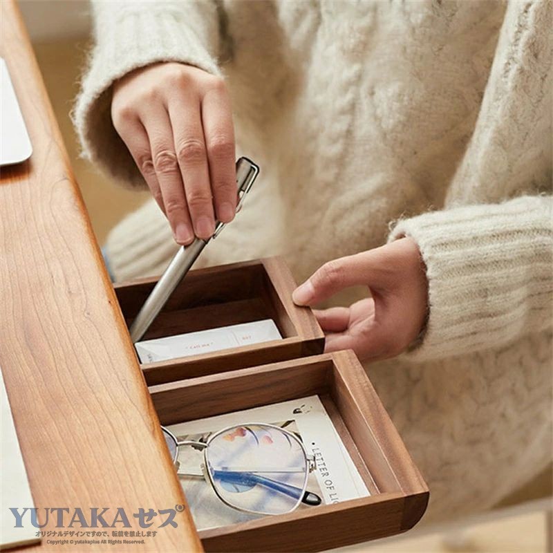 温かみのある天然素材のデスク下引き出しボックス。 高級感のある天然木、家具やインテリアに違和感なく、上品でオシャレなライフスタイル◎ 文房具やリモコン、コンパクトサイズの食器など収納する際に大活躍♪ 日々の生活を快適にしてくれるおススメのアイテムです。 モニターの設定や光線、撮影角度などの原因で色合いが異なる場合もあります。 測り方によって、サイズには若干な誤差がある場合もあります温かみのある天然素材のデスク下引き出しボックス。 高級感のある天然木、家具やインテリアに違和感なく、上品でオシャレなライフスタイル◎ 文房具やリモコン、コンパクトサイズの食器など収納する際に大活躍♪ 日々の生活を快適にしてくれるおススメのアイテムです。 モニターの設定や光線、撮影角度などの原因で色合いが異なる場合もあります。 測り方によって、サイズには若干な誤差がある場合もあります
