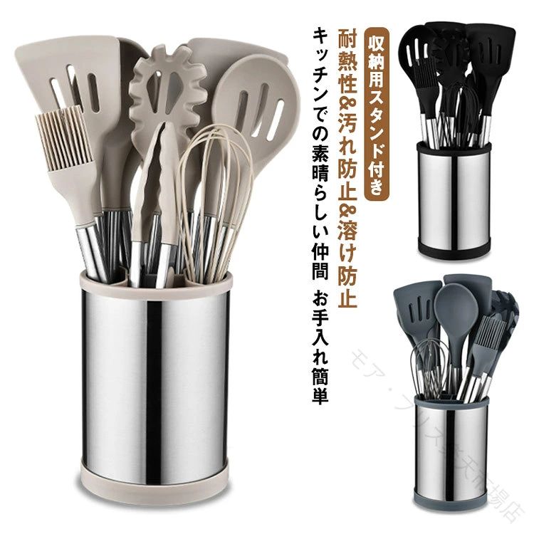 プロ仕様のシリコン製キッチン用品12点セット。（キッチンツールスタンド付き）【ステンレススチール製ハンドルと食品グレードのシリコン】 食品グレードのシリコン製で、どんな食品にも安全です。 しっかりとしたシリコンヘッド、頑丈なステンレスコントロールと素晴らしいグリップ、プレミアム品質の耐熱性シリコンヘッド、大切なフライパンのノンスティック表面を保護するように設計されています。 これにより、調理器具を傷から守り、BPAフリーです。 錆びません。 折れたり曲がったりしません。 溶けません。 有害なガスは発生しません。火傷防止シリコンハンドルスリーブが手を火傷から守ります。【耐熱性&amp;汚れ防止&amp;溶け防止】シリコン調理用具は、230度までの高温に耐えます。 オールラウンドなシリコンが柔らかさを加えました。食べ物が調理器具にくっつきます。 シリコンヘッドがフライパンを保護し、調理器具の表面を傷つけたりへこんだりしません。 キッチンパンの寿命を延ばします。【お手入れ簡単】ステンレススチールコアで決して歪みません。 隙間のない一体成型で食材をキャッチ。 お掃除が楽になります。 安価なプラスチック製キッチン用品と比較して、深い色の食べ物をかき混ぜる際に使用しても臭いや色が残りません。料理が好きな方への素晴らしい贈り物です。友達 / 家族の新築祝いパーティー / 結婚パーティーに最適なギフトセット。【キッチンでの素晴らしい仲間】 エキサイティングな料理の多くのセッションに備えましょう。 グリル、ホイップクリーム、ソース、混ぜ合わせ、卵、ハンバーガー、パンケーキ、フライパン揚げ、炒め物などお好きな料理を作りましょう。【収納用スタンド付き】キッチンガジェット用具セットをすべて便利に収納できるホルダー付き。固いホルダーのベースは調理器具が適切にフィットします。底の円形開口部により、ホルダー内のシリコン調理用具は常に乾燥した環境で保管されます。サイズ12点セットサイズについての説明12点セット素材ステンレス、シリコン色ベージュ ブラック グレー備考サイズ詳細等の測り方はスタッフ間で統一、徹底はしておりますが、実寸は商品によって若干の誤差(1cm〜3cm )がある場合がございますので、予めご了承ください。 製造ロットにより、細部形状の違いや、同色でも色味に多少の誤差が生じます。 パッケージは改良のため予告なく仕様を変更する場合があります。 ▼商品の色は、撮影時の光や、お客様のモニターの色具合などにより、実際の商品と異なる場合がございます。あらかじめ、ご了承ください。 ▼生地の特性上、やや匂いが強く感じられるものもございます。数日のご使用や陰干しなどで気になる匂いはほとんど感じられなくなります。 ▼同じ商品でも生産時期により形やサイズ、カラーに多少の誤差が生じる場合もございます。 ▼他店舗でも在庫を共有して販売をしている為、受注後欠品となる場合もございます。予め、ご了承お願い申し上げます。 ▼出荷前に全て検品を行っておりますが、万が一商品に不具合があった場合は、お問い合わせフォームまたはメールよりご連絡頂けます様お願い申し上げます。速やかに対応致しますのでご安心ください。.シリコン 製 の キッチン ツール セット は 耐熱 性 と 抗菌 性 に 優れ、 ステンレス ハンドル 付き の 12 点 セット で スタンド も 付属 し、 台所用品 として 調理 や 料理、 製菓 に 幅広く 使用 できます。 フライ返し、 スプーン、 おたま、 トング、 泡立て器、 ブラシ、 ターナー など 必要 な 調理 器具 が 揃っています。。 指定された配送時間は承っておりません。【モアブリス楽天市場店】プロ仕様のシリコン製キッチン用品12点セット。（キッチンツールスタンド付き）【ステンレススチール製ハンドルと食品グレードのシリコン】 食品グレードのシリコン製で、どんな食品にも安全です。 しっかりとしたシリコンヘッド、頑丈なステンレスコントロールと素晴らしいグリップ、プレミアム品質の耐熱性シリコンヘッド、大切なフライパンのノンスティック表面を保護するように設計されています。 これにより、調理器具を傷から守り、BPAフリーです。 錆びません。 折れたり曲がったりしません。 溶けません。 有害なガスは発生しません。火傷防止シリコンハンドルスリーブが手を火傷から守ります。【耐熱性&amp;汚れ防止&amp;溶け防止】シリコン調理用具は、230度までの高温に耐えます。 オールラウンドなシリコンが柔らかさを加えました。食べ物が調理器具にくっつきます。 シリコンヘッドがフライパンを保護し、調理器具の表面を傷つけたりへこんだりしません。 キッチンパンの寿命を延ばします。【お手入れ簡単】ステンレススチールコアで決して歪みません。 隙間のない一体成型で食材をキャッチ。 お掃除が楽になります。 安価なプラスチック製キッチン用品と比較して、深い色の食べ物をかき混ぜる際に使用しても臭いや色が残りません。料理が好きな方への素晴らしい贈り物です。友達 / 家族の新築祝いパーティー / 結婚パーティーに最適なギフトセット。【キッチンでの素晴らしい仲間】 エキサイティングな料理の多くのセッションに備えましょう。 グリル、ホイップクリーム、ソース、混ぜ合わせ、卵、ハンバーガー、パンケーキ、フライパン揚げ、炒め物などお好きな料理を作りましょう。【収納用スタンド付き】キッチンガジェット用具セットをすべて便利に収納できるホルダー付き。固いホルダーのベースは調理器具が適切にフィットします。底の円形開口部により、ホルダー内のシリコン調理用具は常に乾燥した環境で保管されます。サイズ12点セットサイズについての説明12点セット素材ステンレス、シリコン色ベージュ ブラック グレー備考サイズ詳細等の測り方はスタッフ間で統一、徹底はしておりますが、実寸は商品によって若干の誤差(1cm〜3cm )がある場合がございますので、予めご了承ください。 製造ロットにより、細部形状の違いや、同色でも色味に多少の誤差が生じます。 パッケージは改良のため予告なく仕様を変更する場合があります。 ▼商品の色は、撮影時の光や、お客様のモニターの色具合などにより、実際の商品と異なる場合がございます。あらかじめ、ご了承ください。 ▼生地の特性上、やや匂いが強く感じられるものもございます。数日のご使用や陰干しなどで気になる匂いはほとんど感じられなくなります。 ▼同じ商品でも生産時期により形やサイズ、カラーに多少の誤差が生じる場合もございます。 ▼他店舗でも在庫を共有して販売をしている為、受注後欠品となる場合もございます。予め、ご了承お願い申し上げます。 ▼出荷前に全て検品を行っておりますが、万が一商品に不具合があった場合は、お問い合わせフォームまたはメールよりご連絡頂けます様お願い申し上げます。速やかに対応致しますのでご安心ください。.シリコン 製 の キッチン ツール セット は 耐熱 性 と 抗菌 性 に 優れ、 ステンレス ハンドル 付き の 12 点 セット で スタンド も 付属 し、 台所用品 として 調理 や 料理、 製菓 に 幅広く 使用 できます。 フライ返し、 スプーン、 おたま、 トング、 泡立て器、 ブラシ、 ターナー など 必要 な 調理 器具 が 揃っています。。 指定された配送時間は承っておりません。【モアブリス楽天市場店】
