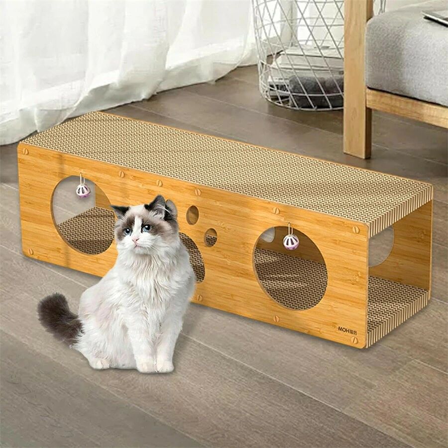 この商品について★【キャットハウス兼つめとぎ・1台3役】長さ100*幅30*高さ30CM。全種類の猫に適しています。横式・縦式両用の猫ハウスだけでなく、爪とぎ板としてもお使いいただけます。部屋になじみやすいし、木目模様なので、猫の隠れ家としてお部屋に置くのも良いです。トンネルハウスの中は広く、猫も居心地が良いです。中に入れるし、上に乗るのも可能で、そして好奇心いっぱいの猫ちゃんが小窓から外の様子を確認できます。★【強力な耐荷重性】この猫用の抓板は、安定性があり、強力な重量を支えるための理想的な選択です。頑丈な材料で作られており、猫が抓板上で思う存分遊び、休憩できるように設計されています。また、この抓板は安全に使えるように、丈夫で安定した構造を持っています。猫が抓板の上での冒険を楽しむことができます。★【高品質・自然素材なので安心】強化の高密度のダンボールを材料として、研ぎクズが飛び散りにくいです。そして、倒れにくくて安全性があります。耐磨耗性に優れ、変形しにくくて、使用寿命が長いです。段ボールの原料は100％紙であります。段ボールは植物由来の糊で接着されています。天然素材から作られているため、非常に安全であります。段ボールの接着に使われる糊は、トウモロコシを主原料とした天然糊なので、手や肉球を傷つける心配がありません。★【組立が簡単】組み立てが複雑なほかの木製製品とは異なり、ステップだけでトンネルハウスを組み立てることができ、もたたないうちに猫に温かくてかわいい家を作ることができます。とても簡単で、お客様は心配しないでください。★【安全な素材】このキャットスクラッチボードは、ペットの安全性を最優先に考えて製造されました。材料は非常に耐久性があり、ペットに害を及ぼすことはありません。猫ちゃんが爪を研ぐのに最適な安全な素材を使用しています。また、噛んだり食べたりしても安全です。ペットの健康と楽しみを考えた設計です。 【原産国／製造国: 中国】 .猫 爪とぎ 大きな猫 つめとぎ 超大型 長さ100cm 段ボール 爪研ぎ ダンボール キャットハウス キャットソファ 3-in-1多機能 ダンボールハウス 木製 大きいサイズ 二重層 耐久性 四季対応 家具傷防止 運動不足改善 ストレス解消 猫 おもちゃ 人気 おすすめ。 指定された配送時間は承っておりません。【ジブンラシク】