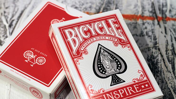 商品説明 商品名 バイスクル　トランプ　プレイングカード　INSPIRE レッド Playing Cards 米国製 　日時指定不可 仕様 カードサイズ：88×63mm（ポーカーサイズ） 素材／材質 材質：紙（エアクッションフィニッシュ） ...