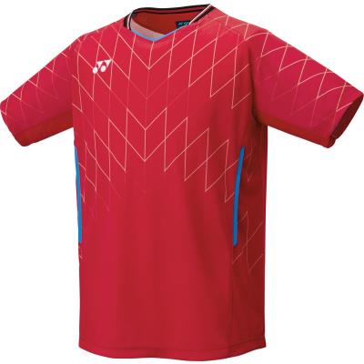 ■カラー：364 ジャパンレッド ■サイズ：J120 ■ポリエステル100% ■日本バドミントン協会審査合格品 バドミントンにおける独特な動きを研究し開発したヨネックス社独自の立体設計「PRECISION MOVE」テクノロジーを採用。脇や股下で生じる不快なウェアの突っ張り感を軽減することで、動き易さを追求。バドミントンのゲームシャツは伸び方向の違うパーツを脇下へ配置することでウェアの突っ張り感が解消され、動きやすい独自形状。脇下の縫い目が少なく、不快なあたりを軽減。 ※代表画像を使用しております。