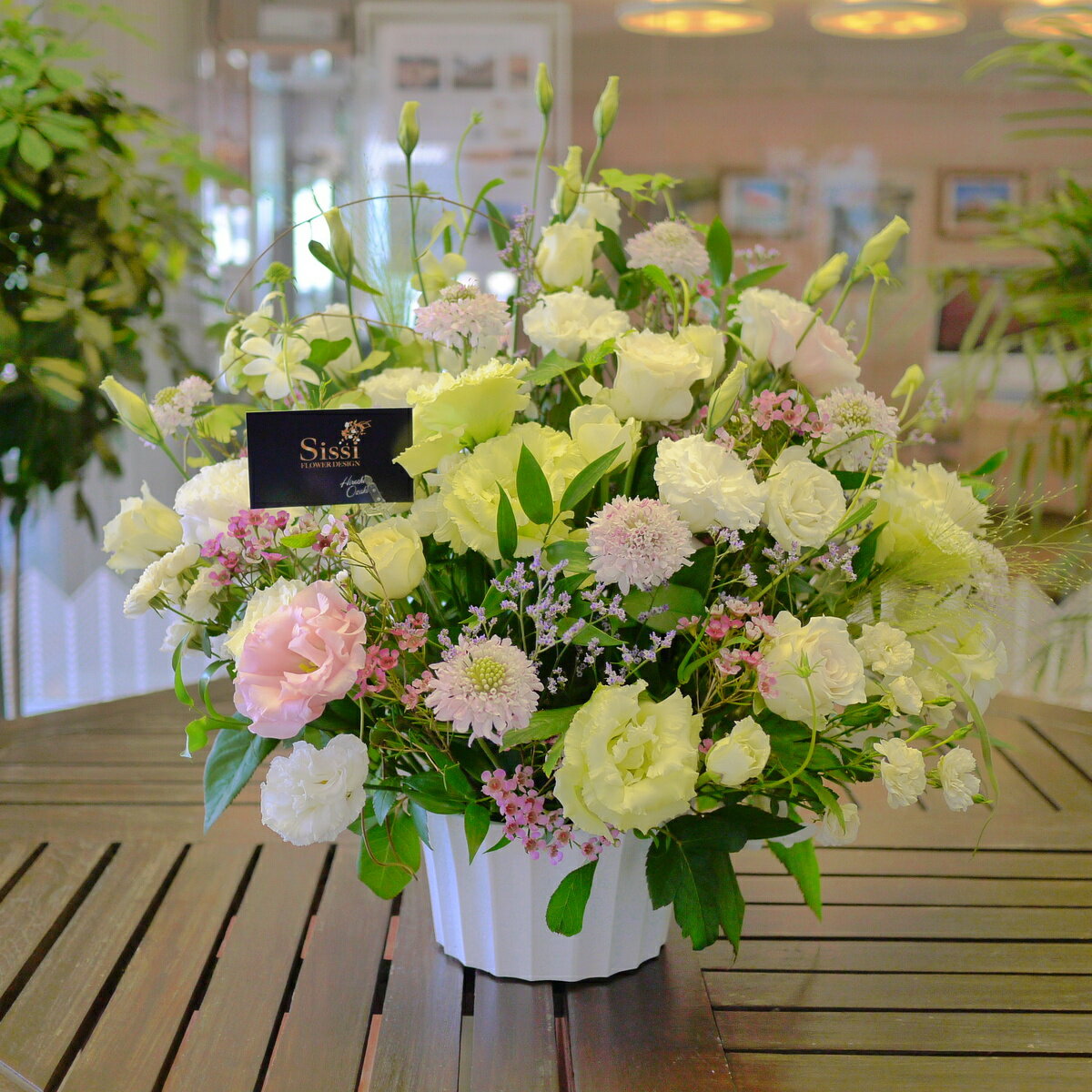 あす楽12時まで お供え生花アレンジメント～Mサイズ 季節のおまかせ お供え生花アレンジ お供え 花 お悔やみ お供え物 故人 御供 法事 一周忌 三回忌 命日 お花 喪中見舞い 即日発送 供養 花 四十九日 法要 ペット 枕花 贈り物 お彼岸 お盆 初盆