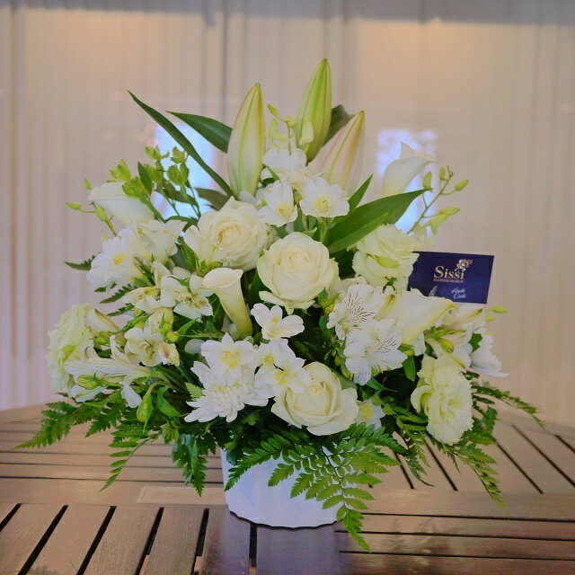 あす楽12時まで お供え生花アレンジメント～Mサイズ 季節のおまかせ お供え生花アレンジ お供え 花 お悔やみ お供え物 故人 御供 法事 一周忌 三回忌 命日 お花 喪中見舞い 即日発送 供養 花 四十九日 法要 ペット 枕花 贈り物 お彼岸 お盆 初盆