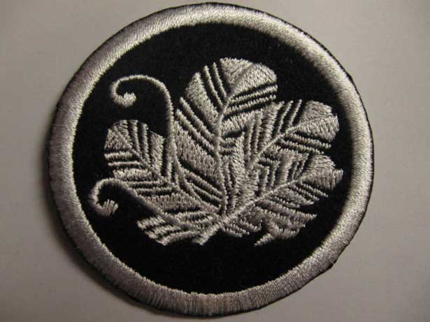 家紋ワッペン「丸に違い鷹の羽蝶」【ネコポスOK】【アイロン接着】【和柄】【紋章】【刺繍】【オーダー】