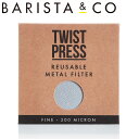 ブランドBARISTA＆CO（バリスタアンドコー）/イギリスサイズ直径：約 6.2（cm）内容量1枚材質ステンレススチール生産国中国製食器洗い乾燥機使用不可電子レンジ使用不可注意事項※商品ページ内には別の商品を含む画像を使用しています返品キャンセルについてガイドページを見るギフトラッピングページを見るBARISTA ＆ COFine Metal Filter[ DETAIL ]Twist Press専用の金属製フィルターです。再利用可能なメタルフィルターは、超微細エッチングホール仕様のステンレススチール製ディスクにより、フルボディフレーバーのコーヒーを抽出します。微細な穴が空いており、高級感が漂っています。輝く光沢と、しなやかな柔らかさを有しています。オイルを濾過したすっきりしたコーヒーなら別売の紙製フィルターもございます。関連キーワード：BARISTA&CO ブランド イギリス スタイリッシュ おしゃれ オシャレ お洒落 おすすめ 人気 オススメ プレゼント 贈り物 ギフト お祝い お返し 祝い 結婚 誕生日 家庭用 雑貨 キッチン用品 アウトドア キャンプ ピクニック 屋外 会社 自宅 金属フィルター SX10