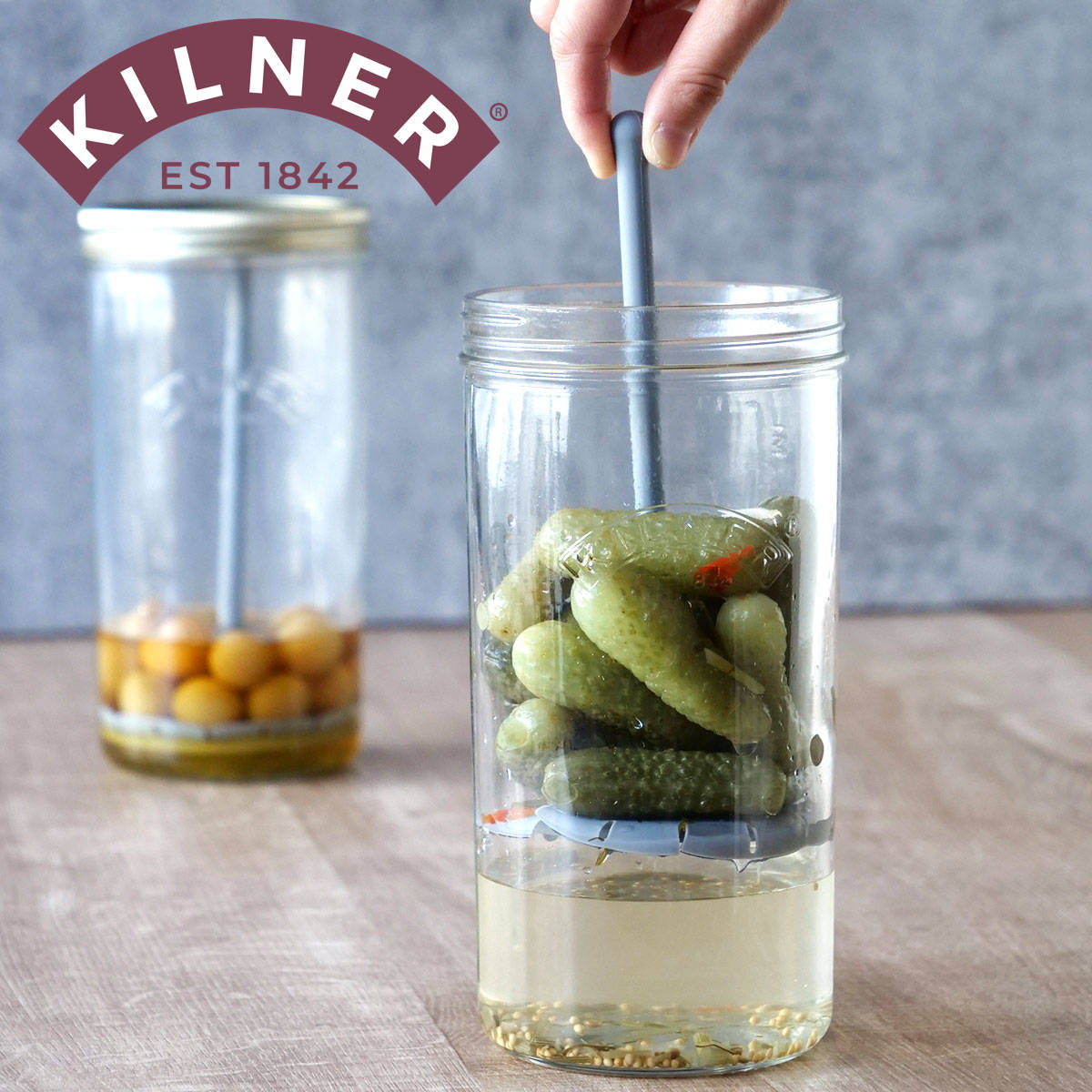 KILNER キルナー 保存容器 PICKLE JAR WITH LIFTER 1L （ 瓶 ピクルスジャー 保存瓶 ガラス 密閉 食洗器対応 ピクルス 漬物 目盛付き 二重フタ式 保存 ガラス瓶 丸 ピクルス作り 密封容器 密閉容器 取り出しやすい リフター付き ）