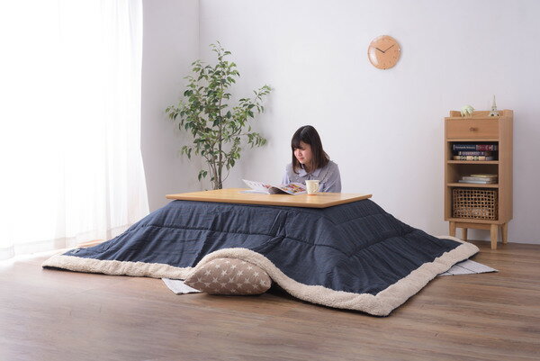 東谷 【季節先取りSALE中】コタツ布団正方形 ネイビー 完成品 KK-135 東谷 AZUMAYA 洋室 和室 リビング 約190×190 掛ふとん おしゃれ 薄掛け フリース 保温性 正方形こたつ布団 ふとん コタツ布団 コタツ毛布 柄 デザイン 保温 お洒落 チェック柄 KK-135