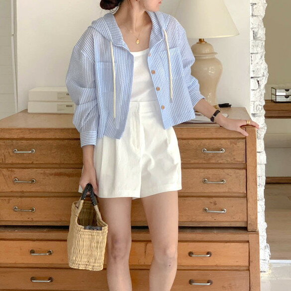 ネコポス便 / 送料無料 薄手ストライプトップス ライトブルー 羽織 シャツ 海 リゾート 日除け 軽い ホワイト ブラック トップス 半袖 二の腕カバー Tシャツ インポート 韓国Tシャツ インポート服 レディース レディースファッション 韓国 韓国ファッション 二の腕カバー