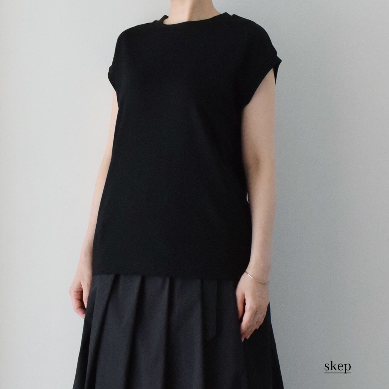 商品情報素材/材質レーヨン84％ナイロン13％ポリウレタン3％サイズ/寸法【Sサイズ】身幅（両袖の付け根下（脇の下）の直線距離）：約50cm着丈（後ろ襟ぐり中心から裾までの直線距離）：約57cm　裾周り（脇線の一番下を直線でつないだ距離）：...