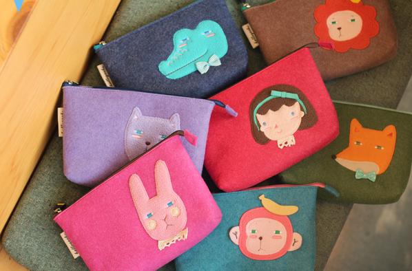 【HELLOGEEKS】Mサイズ　Pouch（フェルト生地）★7種類女性用 ポーチ　小物入れ　ペンケース キッズ 女の子 ギャル系 GAL 人気 可愛い　動物　ワニ　ウサギ　犬　ライオン　小学生　中学生　女性　アニマル ブランド　化粧　大き目 キツネ