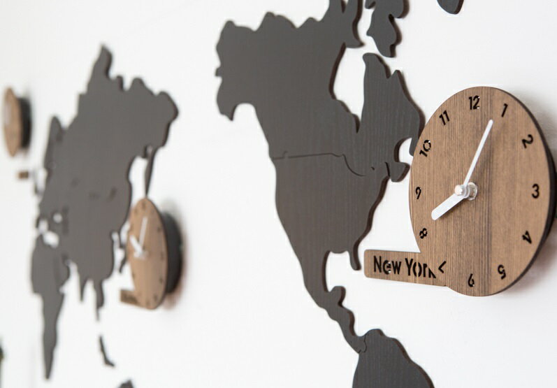 壁掛け 時計 世界地図 WORLD TIME MONOプレゼント　贈り物　クロック　新築　お祝い　ギフト　おしゃれ　手作り　輸入 雑貨 誕生日 開店 世界時計 clock　ウォールステッカー 時計 ウォールクロック 事務所　カフェ　木製　木目の写真