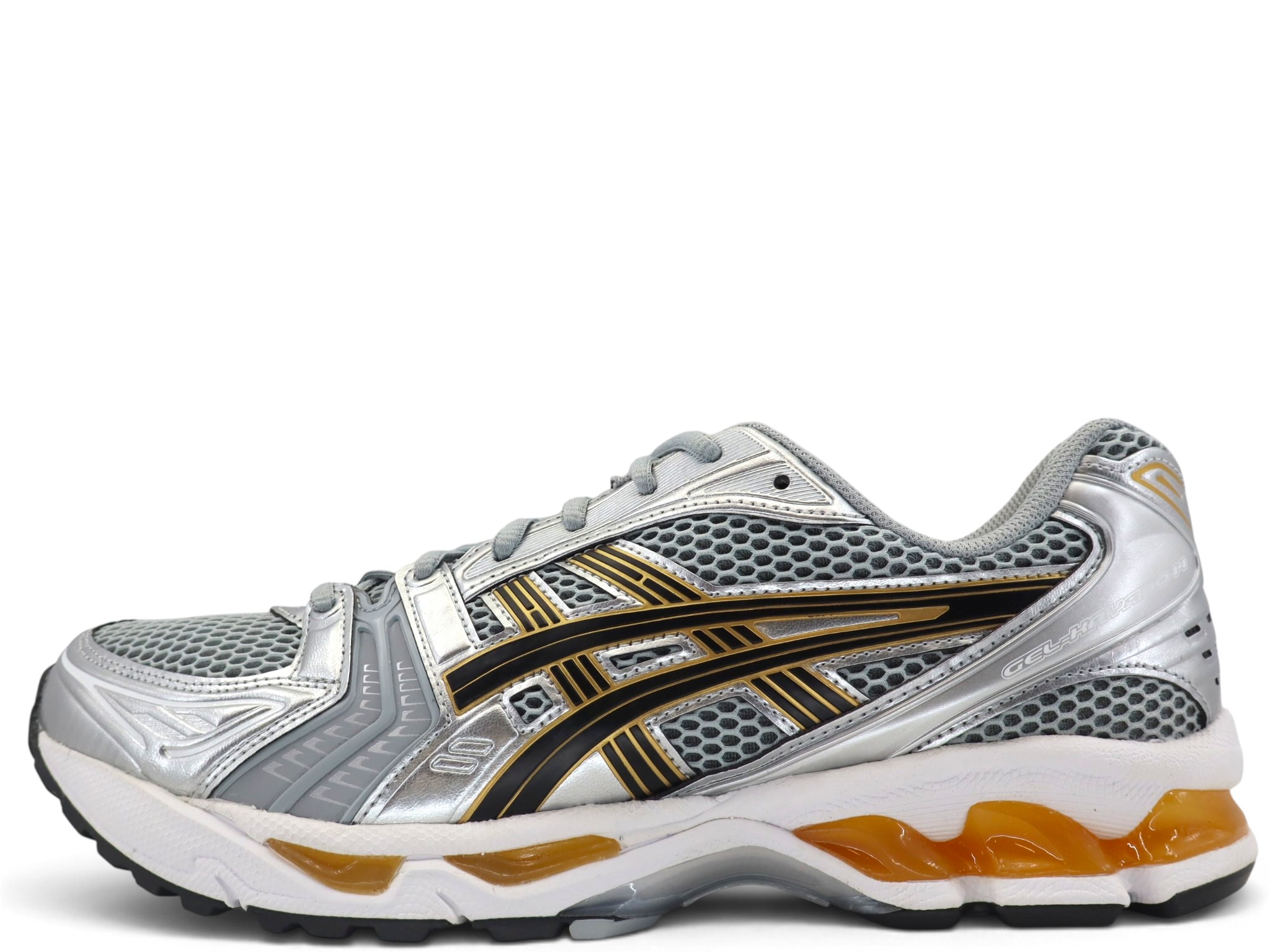 2008年にアメリカのランニング専門誌RUNNER'S WORLDにてのINTERNATIONAL Editor's Choice賞を受賞した「GEL-KAYANO 14」をデザインベースにアッパーの素材とフィット感をタウンユース用にアップデートした復刻版の登場です。初代モデルのデザイナー榧野俊一氏に代わり、山下秀則氏がはじめて設計しており、歴代の優れた機能やデザイン性を引き継ぎながら、山下独自の感性が新たに吹き込まれています。部位に応じて適切な素材を配すことで生まれたボリューム感のあるシルエットなど、2000年代に見られたデザインテイストを取り入れながら、ミッドソールに搭載した衝撃緩衝材機能を持つGELテクノロジーなど、「GEL-KAYANO」シリーズを代表する機能や構造を残しました。また、アッパーの素材とフィット感をタウンユース用にアップデートしています。 2026年製　未使用品