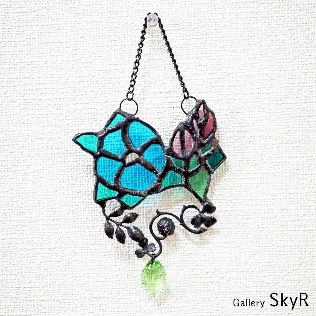 ステンドグラス 壁飾り フラワー (ライトブルー) クリスタルリーフ付