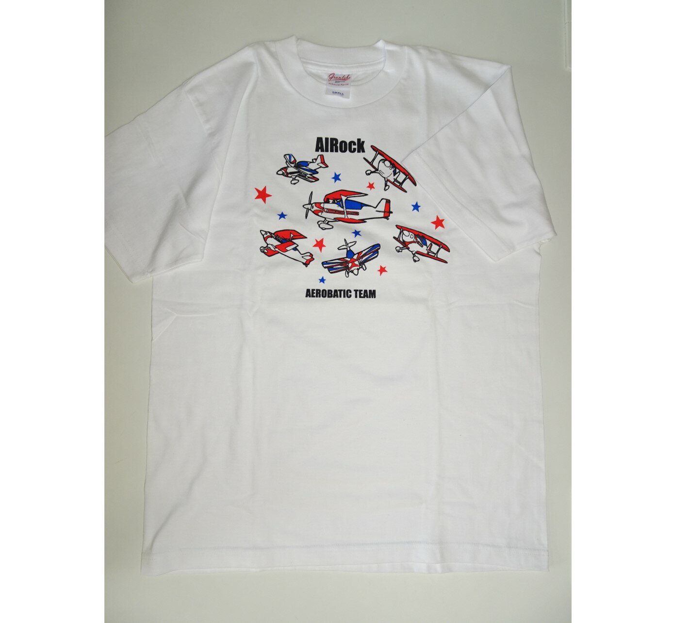 AirockのTシャツ Sサイズです。 サイズ（約）：肩幅42cm、着丈65cm、袖丈19.5cm、身幅48cm 品質表示：綿100％※この商品は限定入荷品です。在庫限りとなりますのでご了承ください。 ※モニターにより、色の見え方が実際の商品と異なる場合がございます。