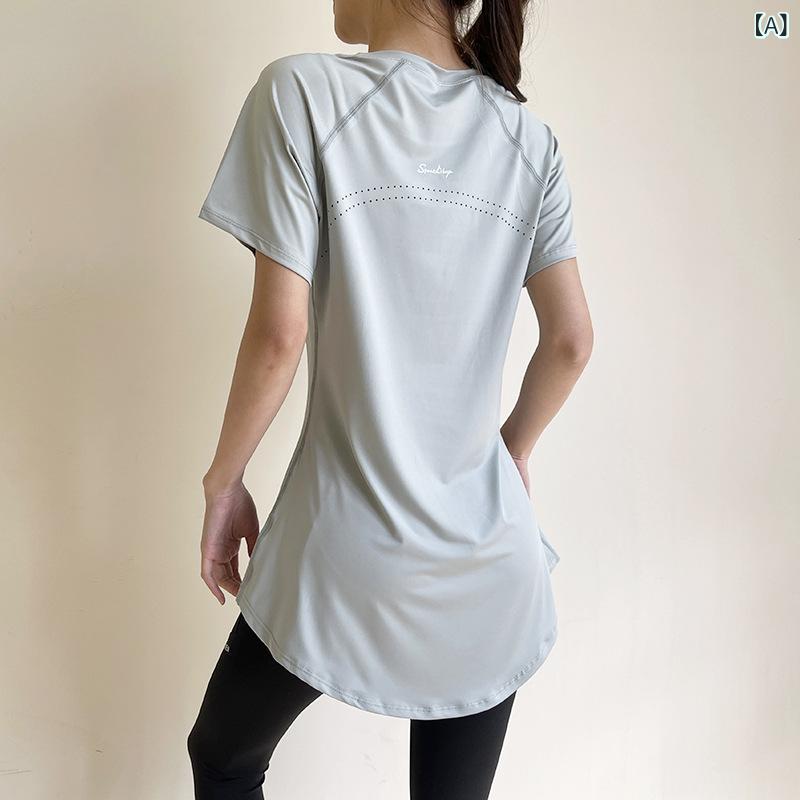 運動 半袖の 女性は 痩せて いて、お 尻を 隠して います。
