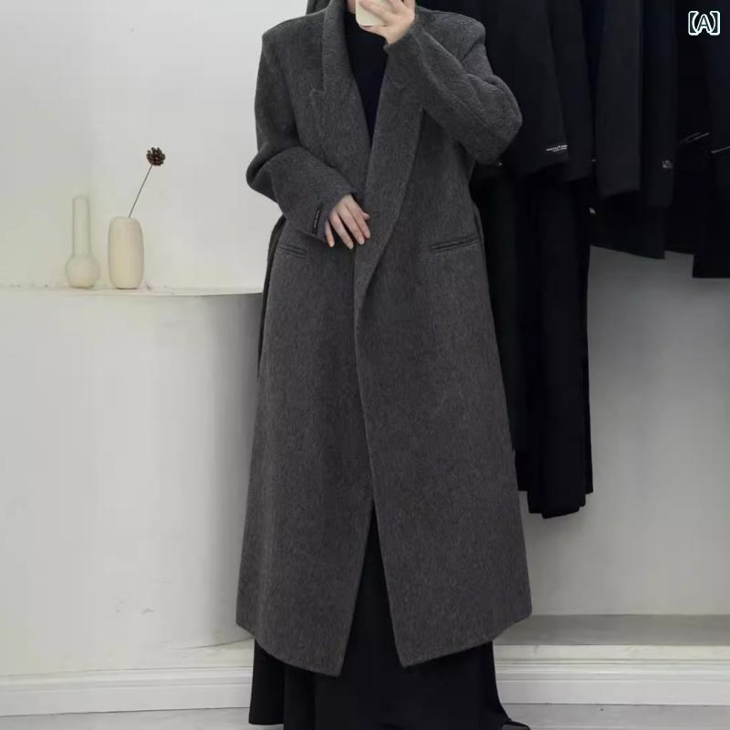 右肩に スーツの 襟が 付いた、 膝 丈の ロング 丈の レディース 用 両面 カシミヤ コート。 25 秋冬 新作、 高級 感の ある ウール コート。ブランド: その他商品番号: 9072主な生地構成: ウールパターン: ソリッドカラー厚さ: 厚いバージョン: 従来の衣服の長さ: エクストラロングスタイル(100cm<長さ)首輪の種類: スーツの襟袖丈: 長袖職人技: 高温設定発売年・シーズン: 2025年冬色: インクグレー[120丈],ライトグレー[120丈],ブラック[120丈]サイズ: S【約 45-60kg 】,M【約 60-75kg 】,注:ロングスタイル、小柄な方はご注意ください、ご希望のサイズをご注文ください。スタイルタイプ: 気質の通勤前立て: レースアップ主な生地成分の含有量: 50% (含む)-70% (含まない)スタイル: 通勤スタイル対象年齢層: 大人人気の要素: レースアップ生地名: ウール対象性別: 女性のスリーブタイプ: レギュラースリーブ国境を越えた供給はありますか?: いいえ製品カテゴリー: 女性のウールのコートファー襟はありますか?: 毛皮のない首輪